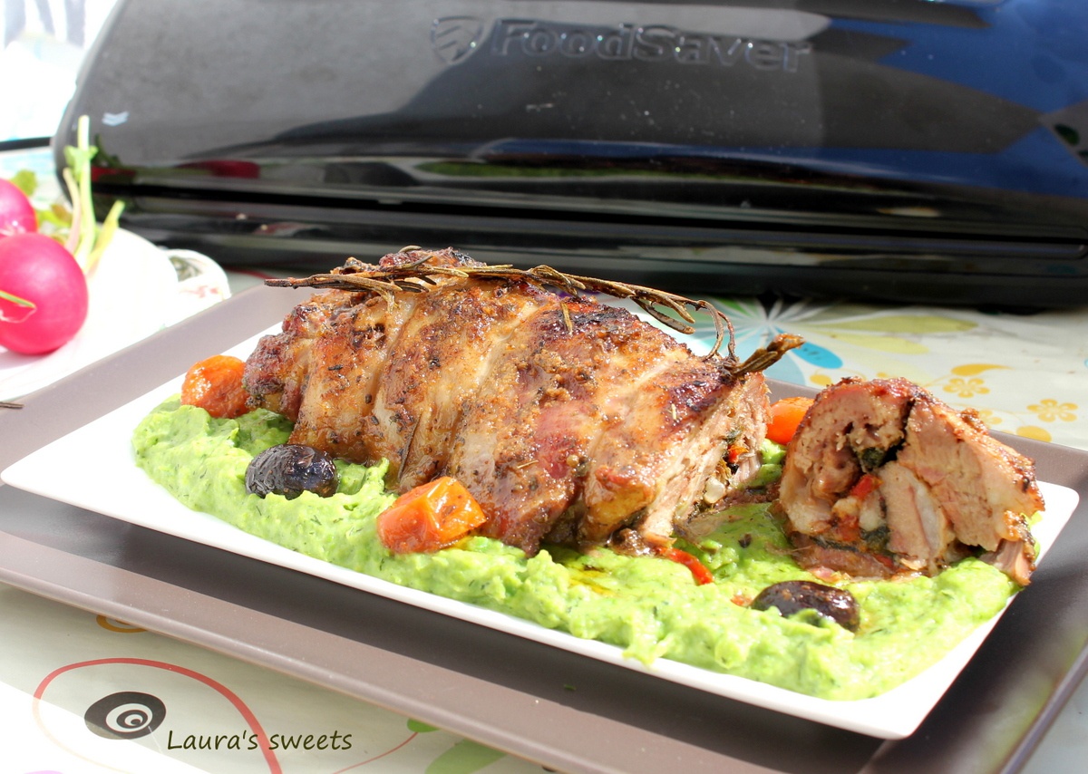 Rulada de miel pe pat de mazare cu menta, pregatita cu aparatul de marinat FoodSaver