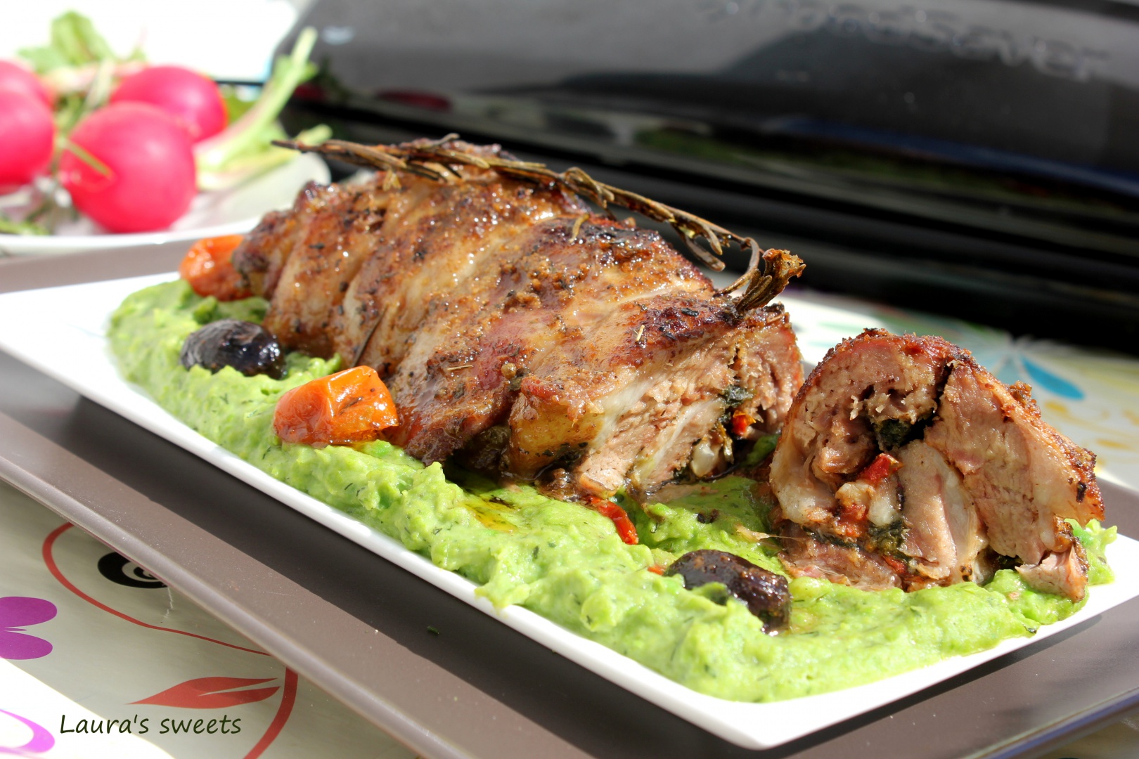 Rulada de miel pe pat de mazare cu menta, pregatita cu aparatul de marinat FoodSaver