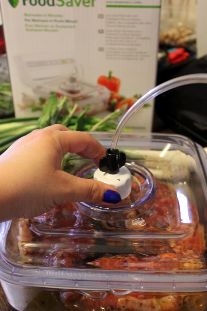 Mancare de praz cu miel pregatita cu aparatul de marinat FoodSaver