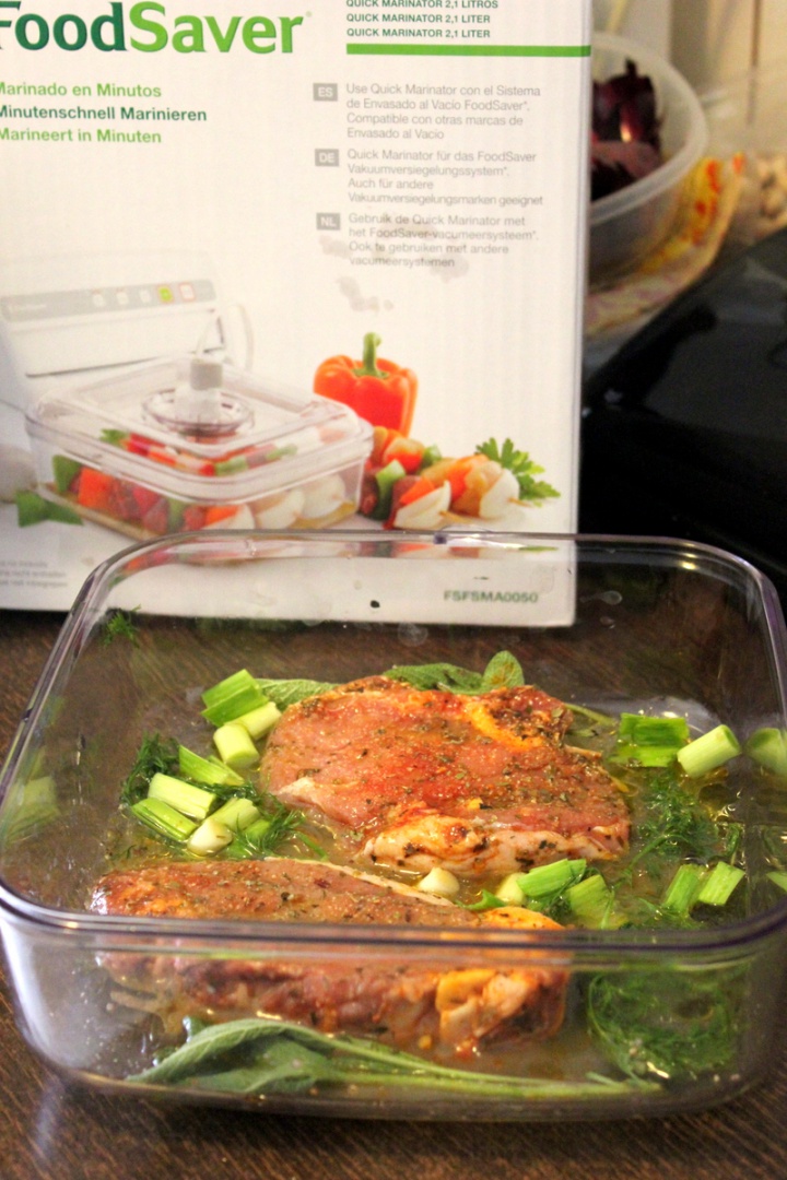 Miel la grill cu rondele de dovlecei si sos de iaurt pregatit cu aparatul de marinat FoodSaver