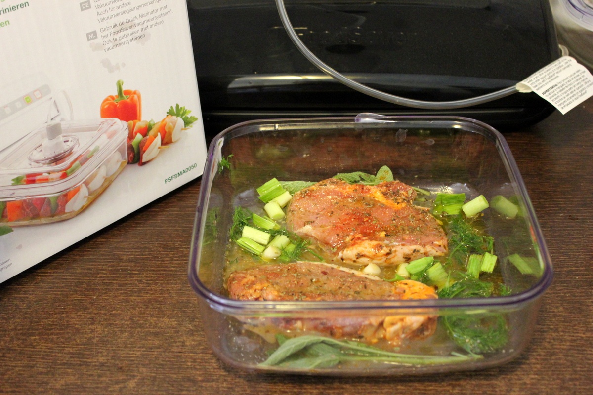 Miel la grill cu rondele de dovlecei si sos de iaurt pregatit cu aparatul de marinat FoodSaver