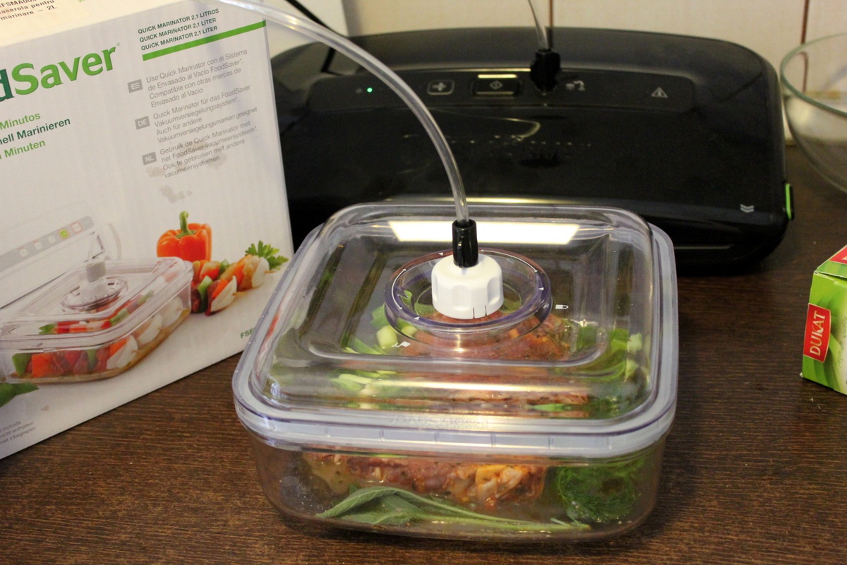 Miel la grill cu rondele de dovlecei si sos de iaurt pregatit cu aparatul de marinat FoodSaver