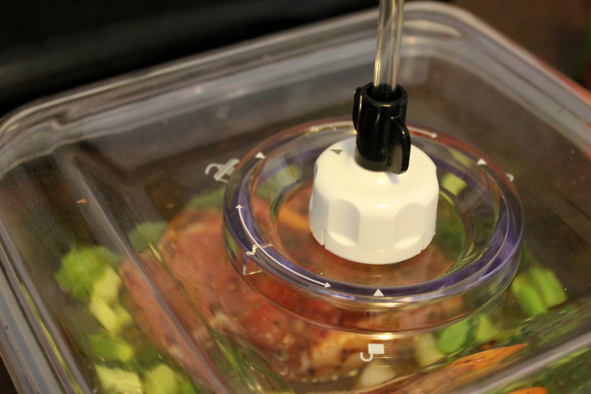 Miel la grill cu rondele de dovlecei si sos de iaurt pregatit cu aparatul de marinat FoodSaver