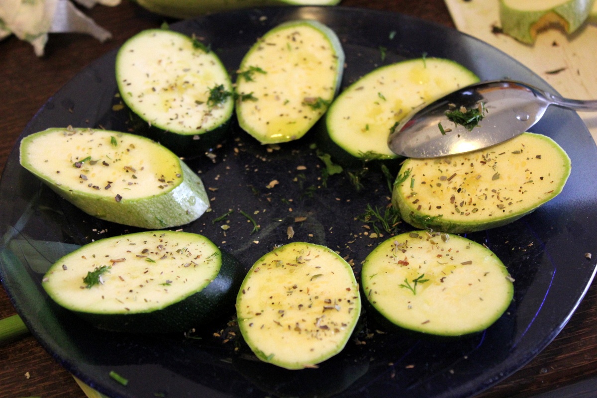 Miel la grill cu rondele de dovlecei si sos de iaurt pregatit cu aparatul de marinat FoodSaver