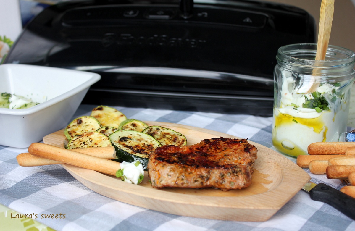 Miel la grill cu rondele de dovlecei si sos de iaurt pregatit cu aparatul de marinat FoodSaver