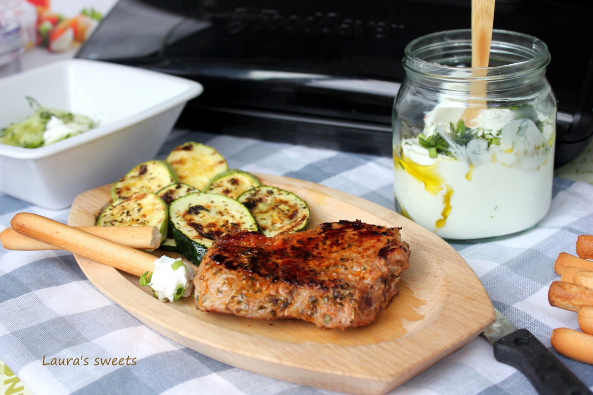 Miel la grill cu rondele de dovlecei si sos de iaurt pregatit cu aparatul de marinat FoodSaver