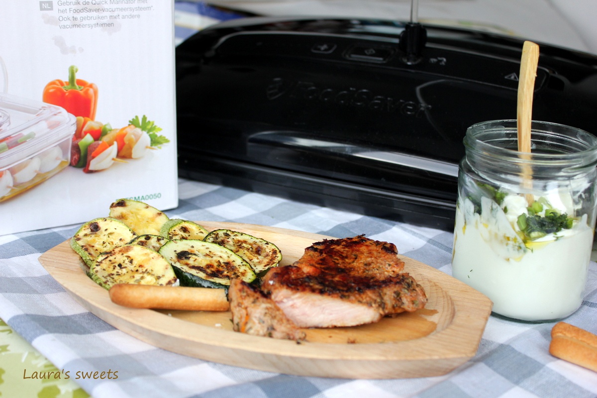 Miel la grill cu rondele de dovlecei si sos de iaurt pregatit cu aparatul de marinat FoodSaver