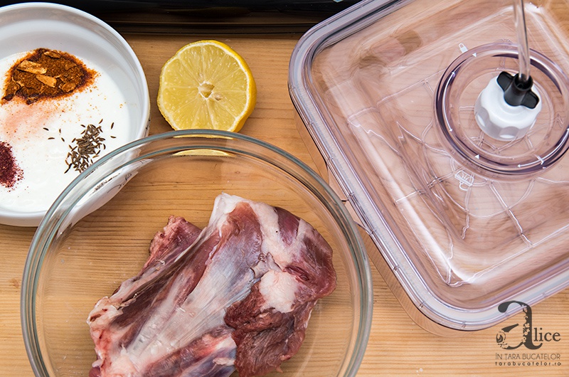 Miel cu sos de iaurt la cuptor pregatit cu aparatul de marinat FoodSaver