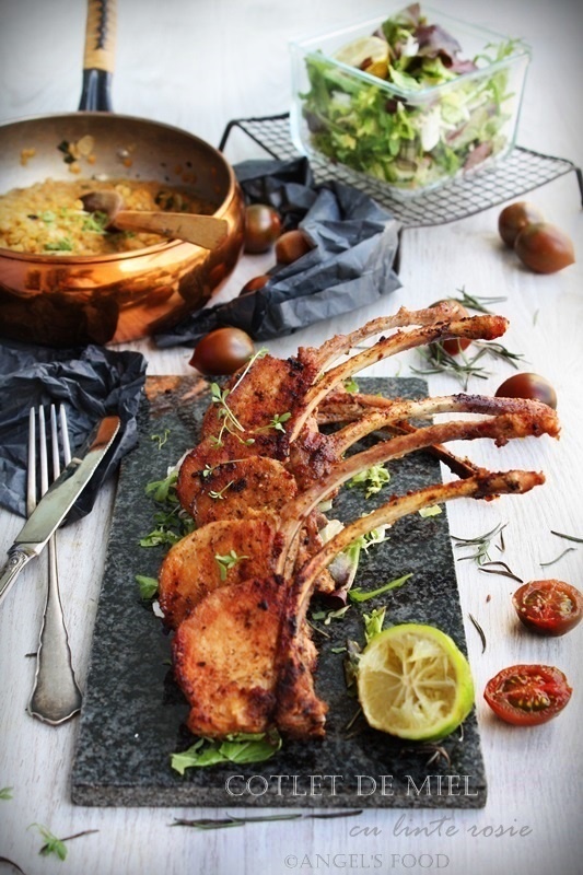 Cotlete de miel cu linte rosie si salata de verdeturi, pregatite cu aparatul de marinat FoodSaver