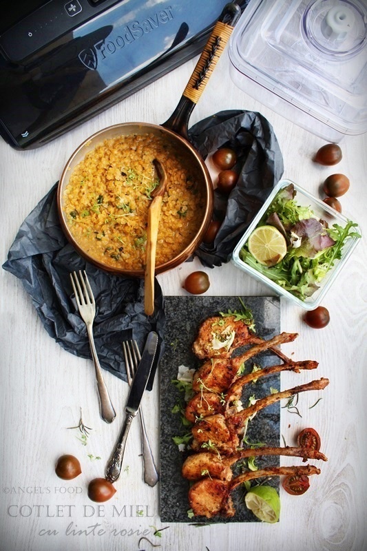 Cotlete de miel cu linte rosie si salata de verdeturi, pregatite cu aparatul de marinat FoodSaver