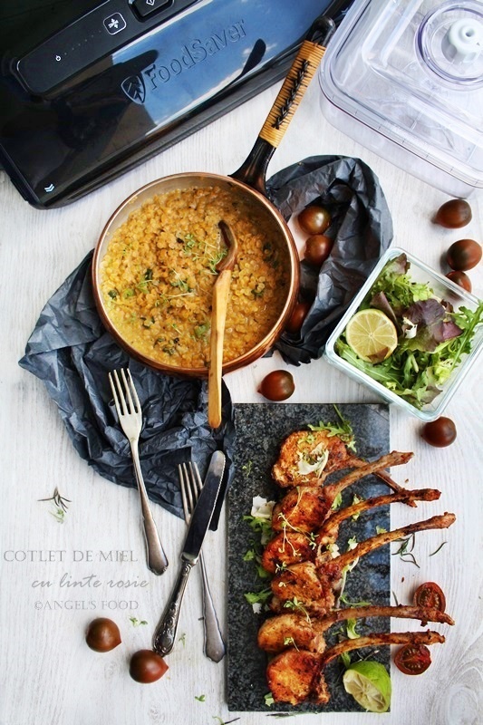 Cotlete de miel cu linte rosie si salata de verdeturi, pregatite cu aparatul de marinat FoodSaver