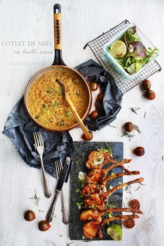 Cotlete de miel cu linte rosie si salata de verdeturi, pregatite cu aparatul de marinat FoodSaver