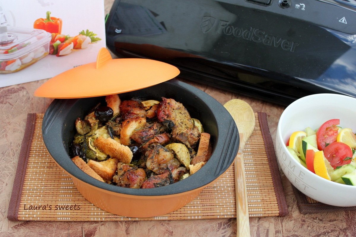 Tigaie greceasca de miel cu legume pregatita cu aparatul de marinat FoodSaver