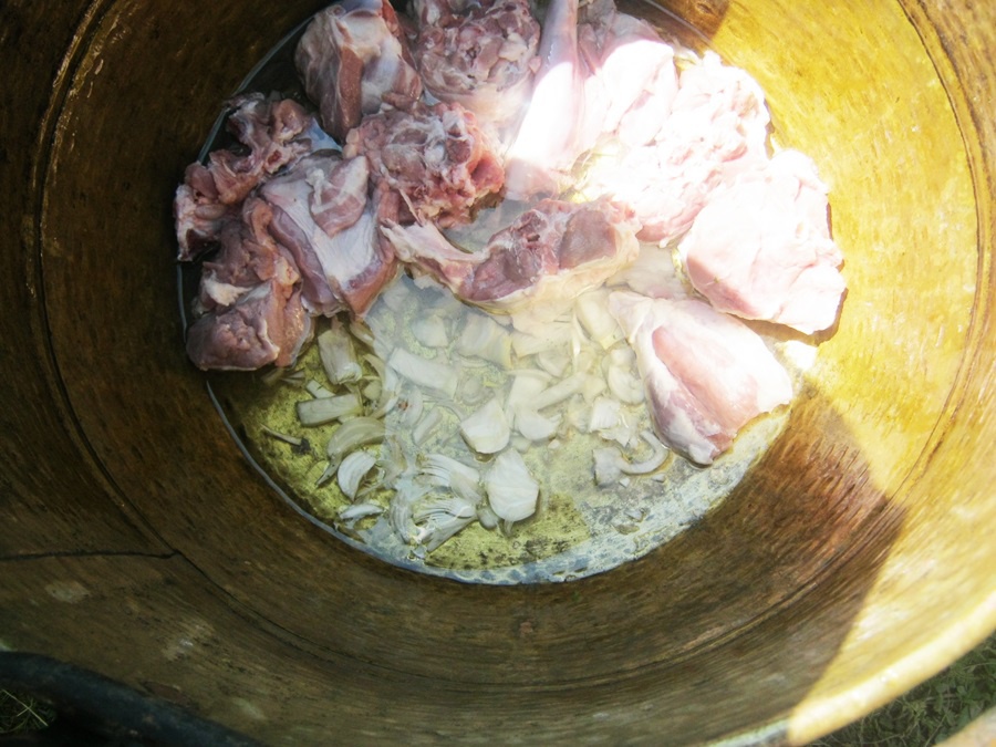 Miel la ceaun cu sos de vin alb