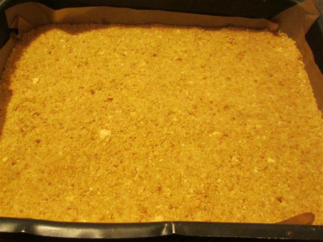 Prajitura cu branza,ciocolata si capsuni