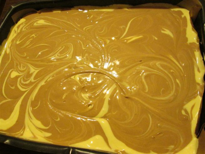 Prajitura cu branza,ciocolata si capsuni