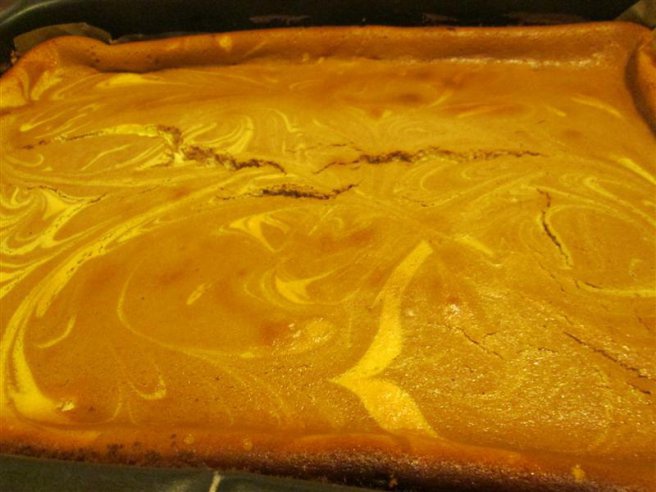 Prajitura cu branza,ciocolata si capsuni