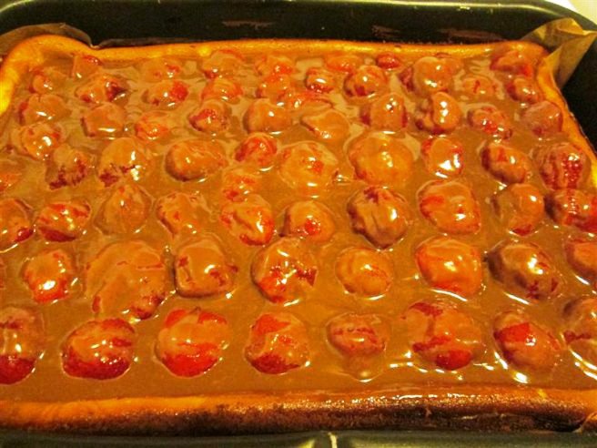 Prajitura cu branza,ciocolata si capsuni