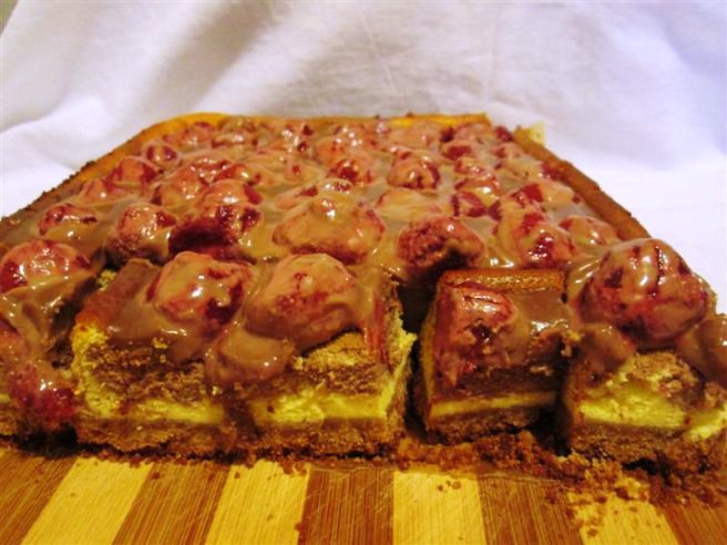 Prajitura cu branza,ciocolata si capsuni