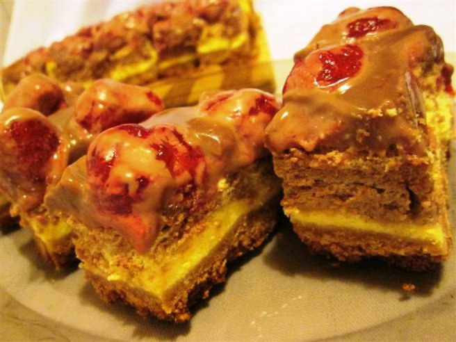 Prajitura cu branza,ciocolata si capsuni