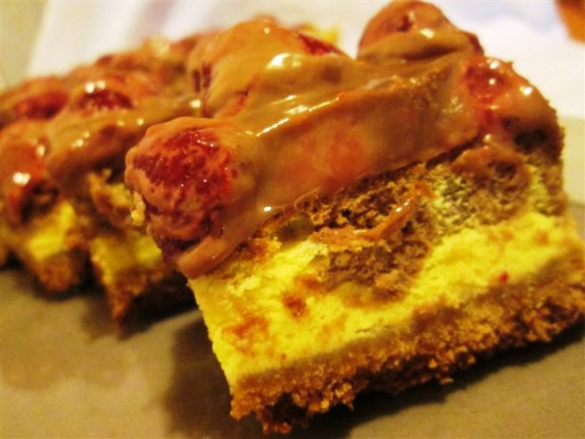 Prajitura cu branza,ciocolata si capsuni