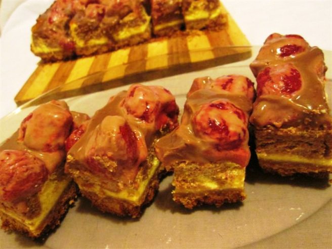 Prajitura cu branza,ciocolata si capsuni