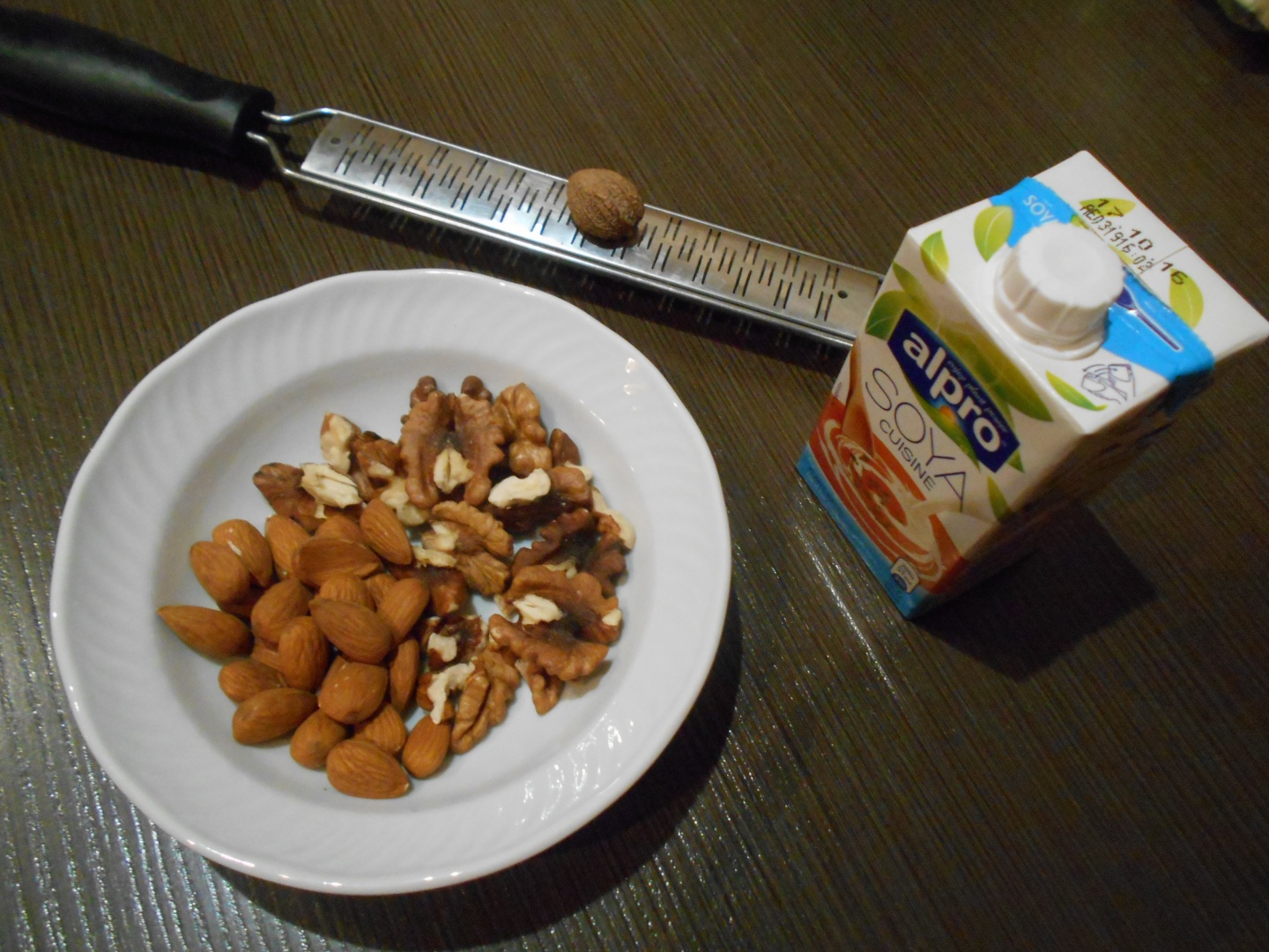 Supa crema de legume cu nuci si migdale