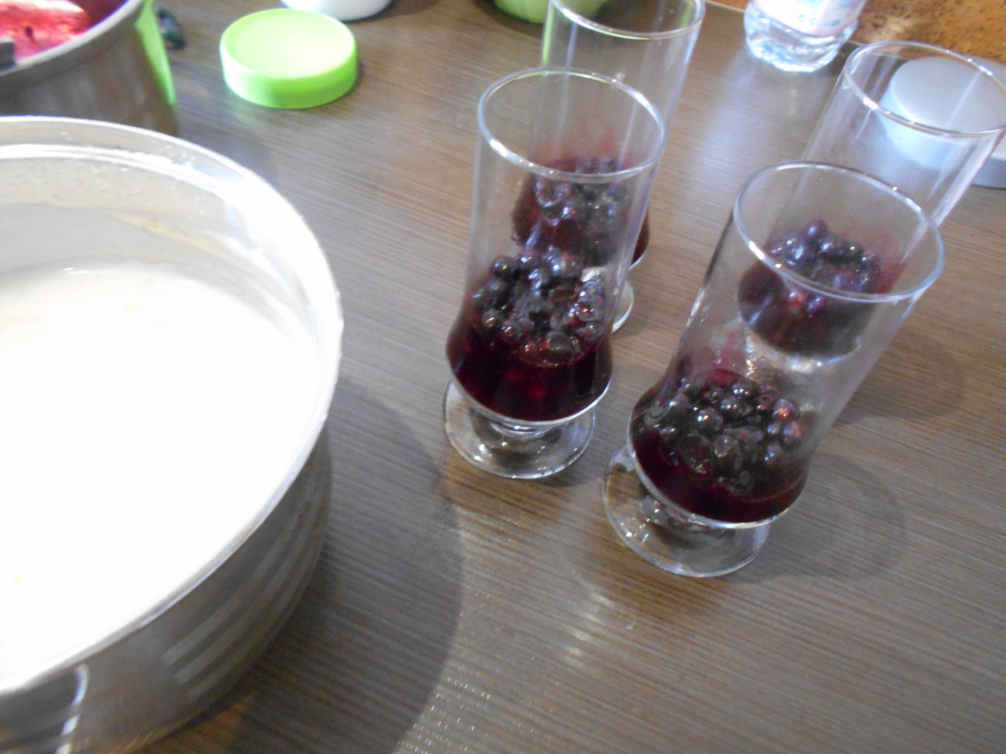 Budinca de tapioca cu fructe de padure si lime