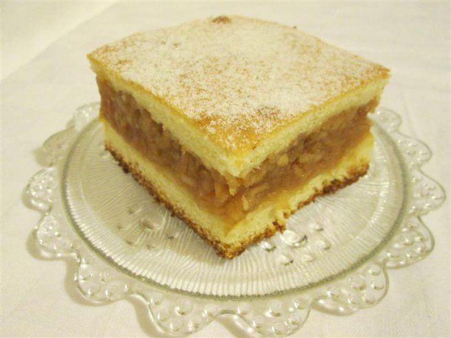 Prajitura turnata cu mere