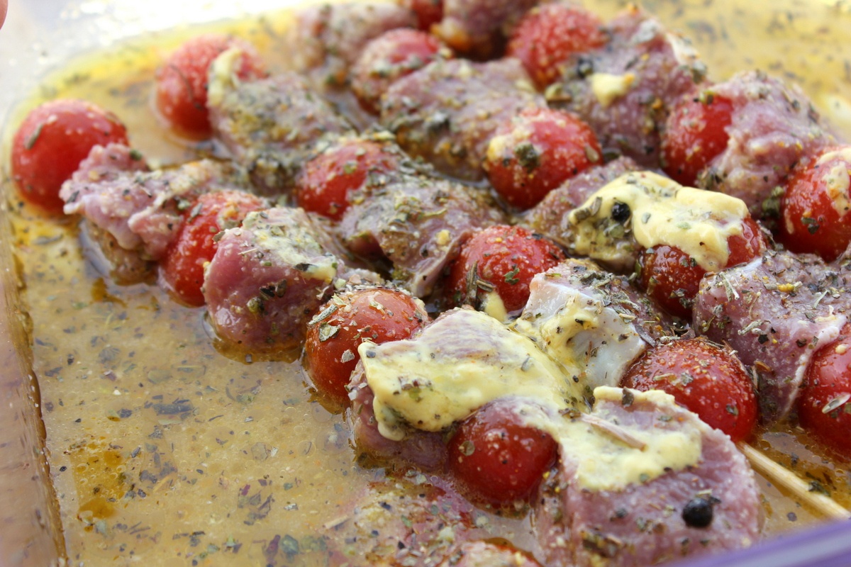 Frigarui din carne de miel pregatite cu aparatul de marinat FoodSaver