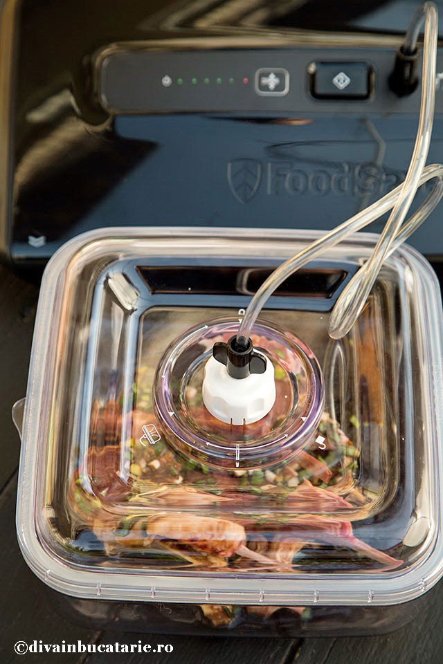Marinata in stil asiatic pentru miel pregatita cu aparatul de marinat FoodSaver