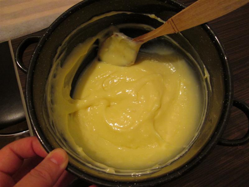 Rulada cu mere si budinca de vanilie