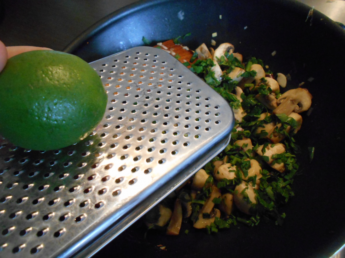 Ciuperci cu lime si patrunjel verde