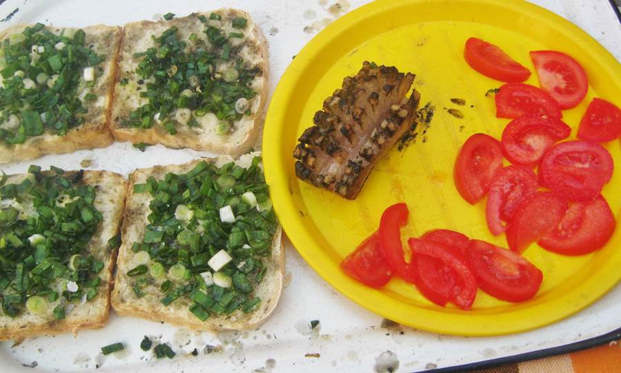 Clisa (slanina) fripta si pita picurata