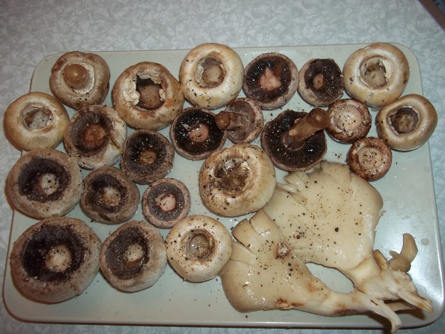 Ciuperci cu unt si marar la gratar