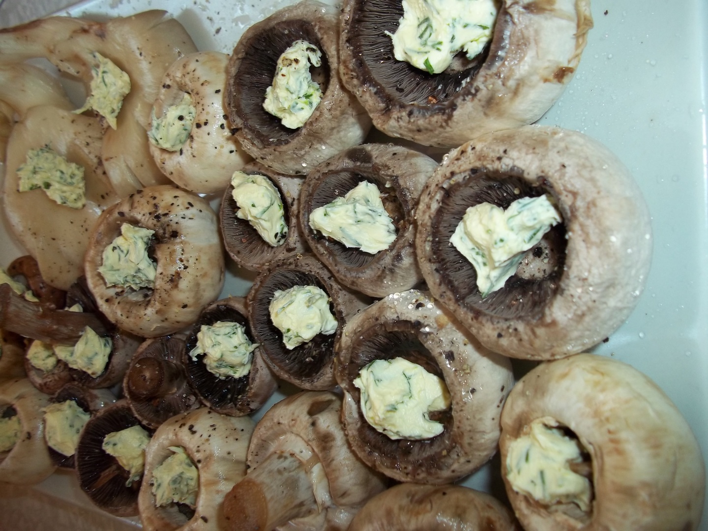 Ciuperci cu unt si marar la gratar