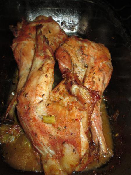 Carne de iepure la cuptor cu sos rosu
