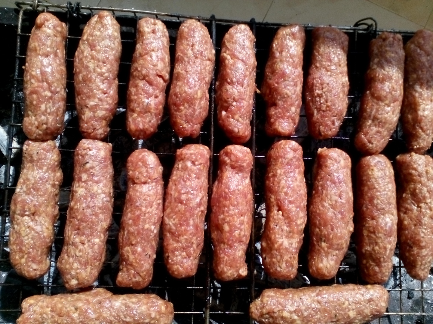 Mici de casa din carne de vita si miel, la gratar