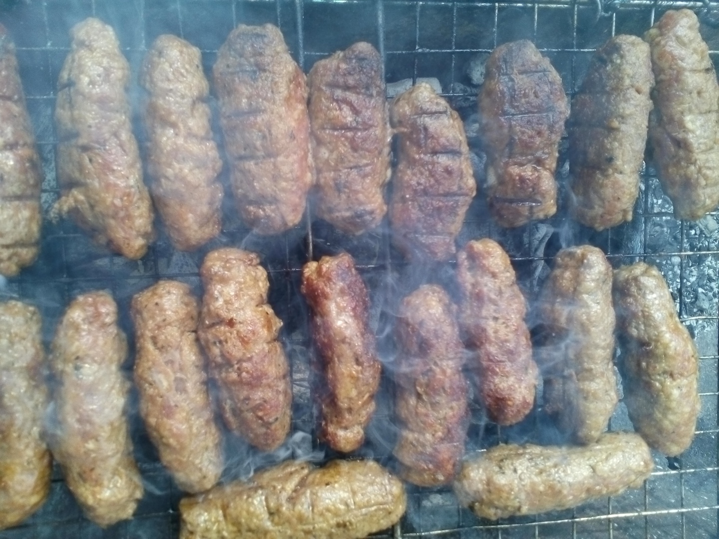 Mici de casa din carne de vita si miel, la gratar