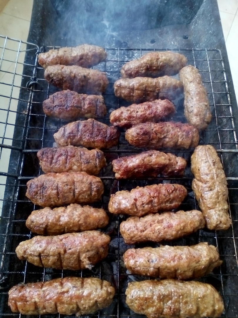 Mici de casa din carne de vita si miel, la gratar