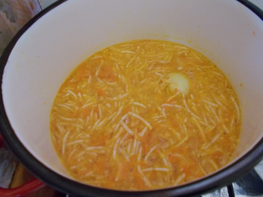 Bors cu perisoare de miel si verdeturi