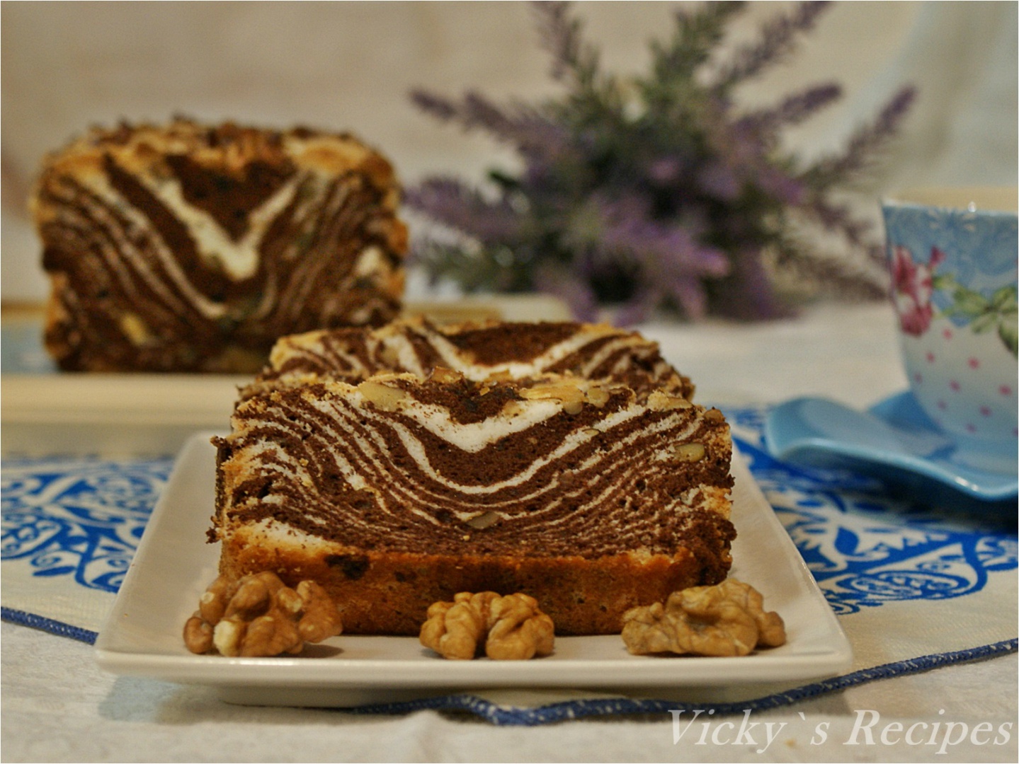 Chec zebra din albusuri cu nuci si vanilie. Reteta simpla , delicioasa si usor de facut