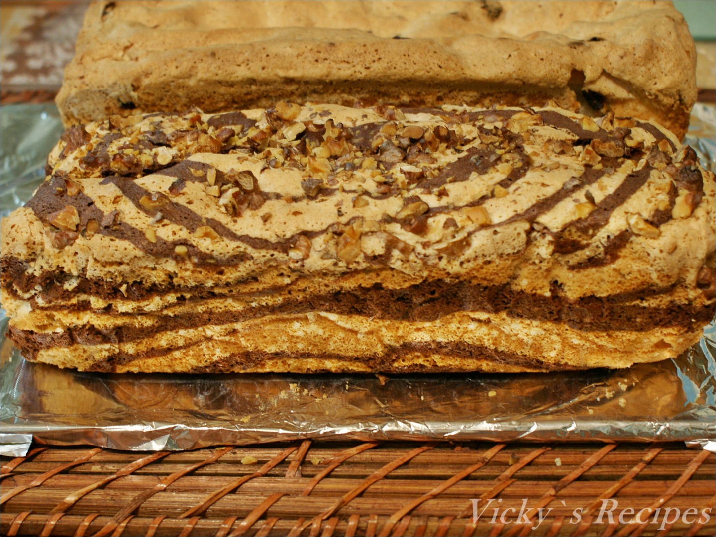 Chec zebra din albusuri cu nuci si vanilie. Reteta simpla , delicioasa si usor de facut