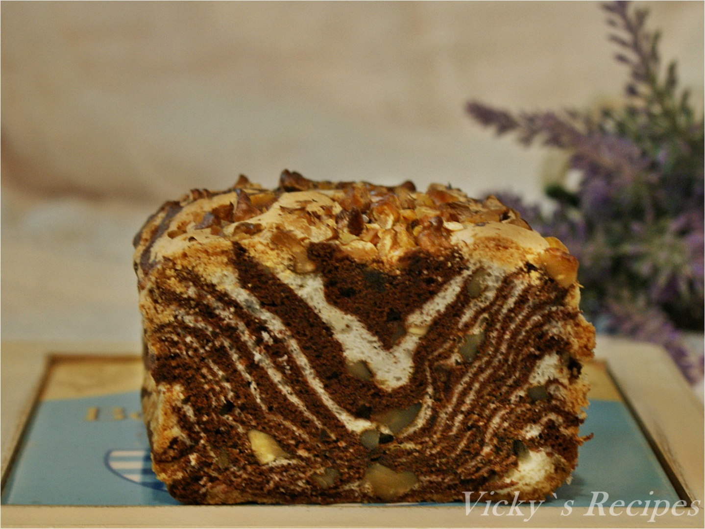 Chec zebra din albusuri cu nuci si vanilie. Reteta simpla , delicioasa si usor de facut