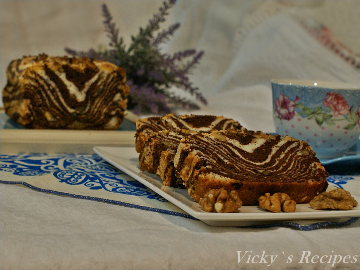 Chec zebra din albusuri cu nuci si vanilie. Reteta simpla , delicioasa si usor de facut