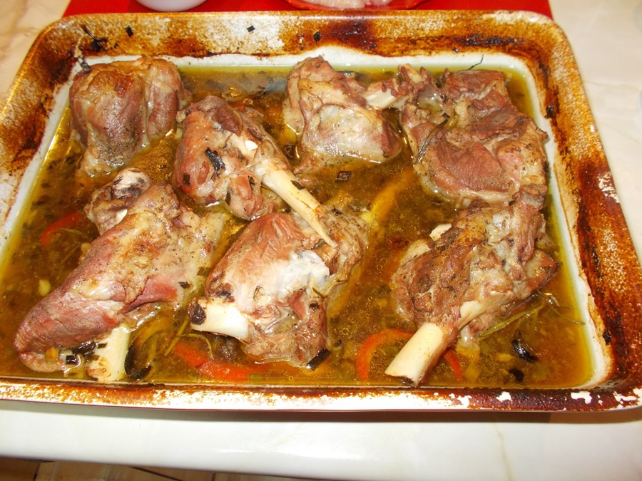 Friptura de miel cu cartofi noi, ciuperci si sos de menta