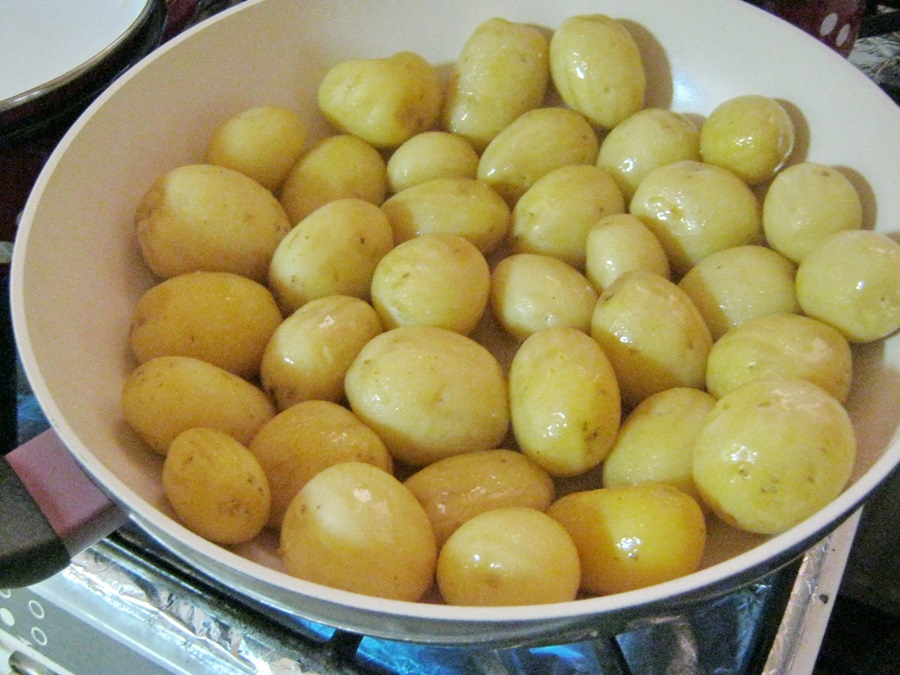 Friptura de miel cu cartofi noi, ciuperci si sos de menta