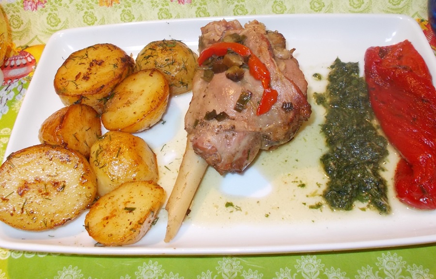 Friptura de miel cu cartofi noi, ciuperci si sos de menta
