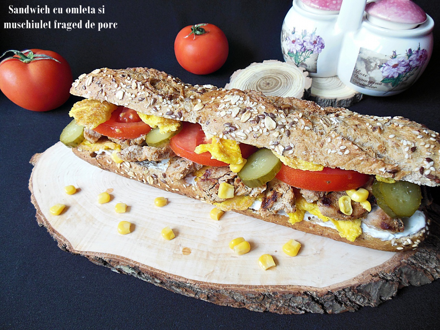 Sandwich cu omleta si muschiulet fraged de porc