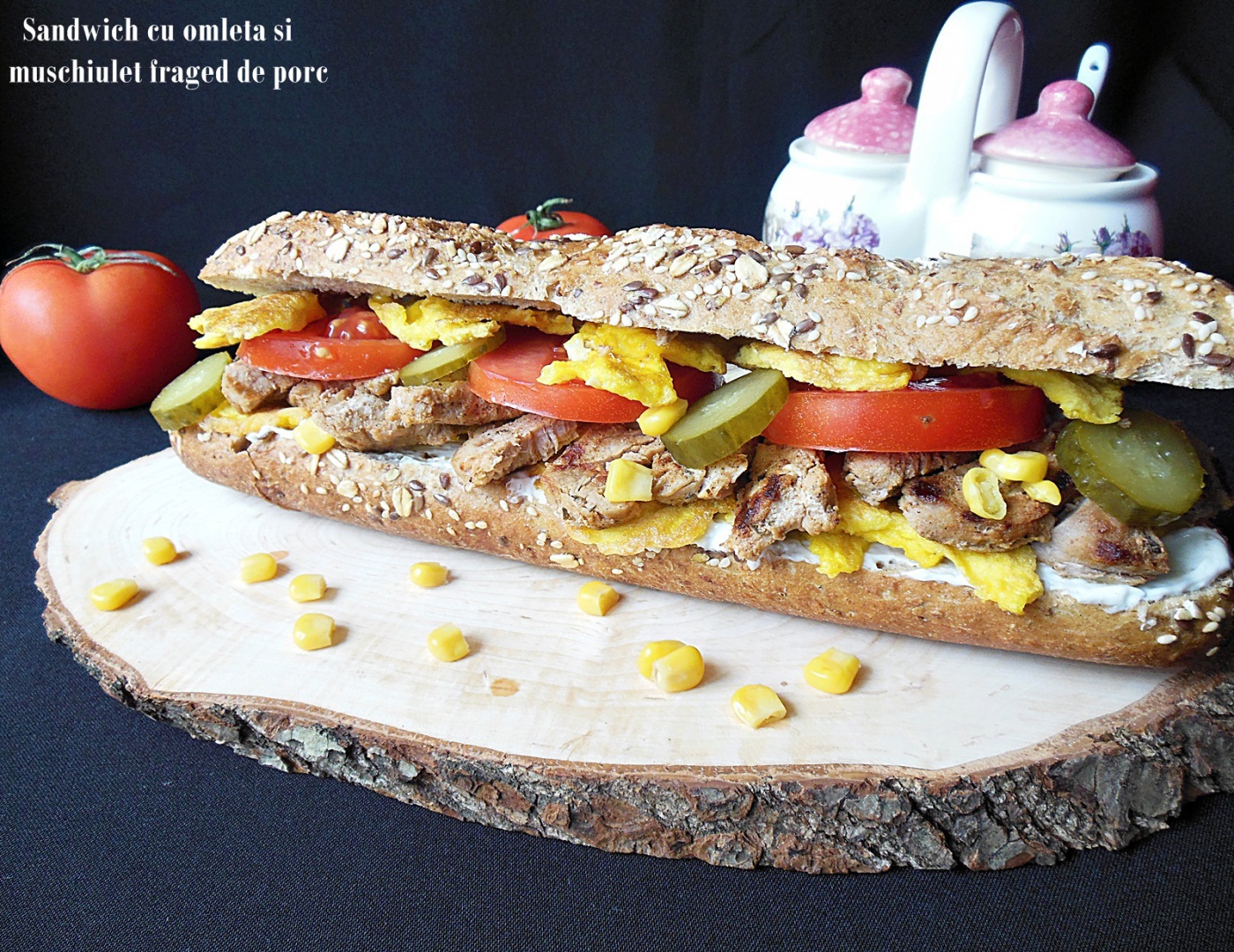 Sandwich cu omleta si muschiulet fraged de porc